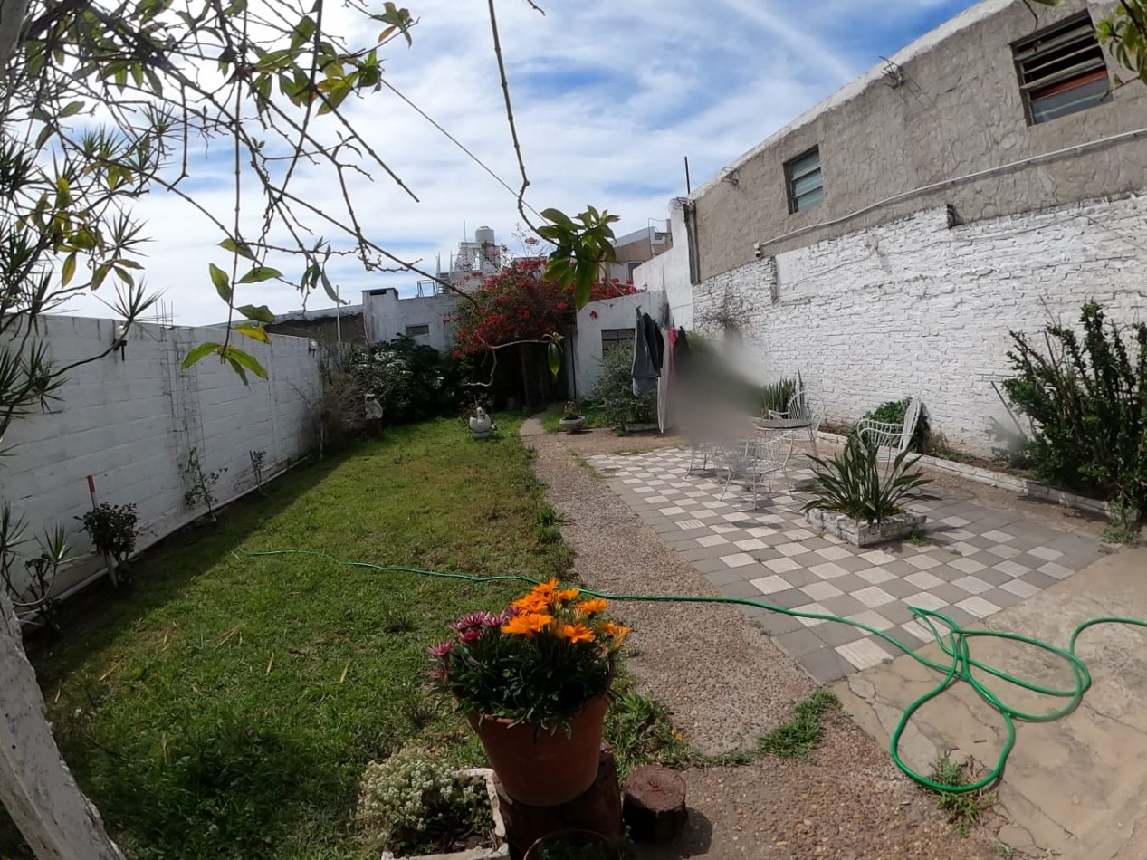 AV Almafuerte al 885 - AMPLIA CASA EN VENTA CON LOCALES COMERCIALES 