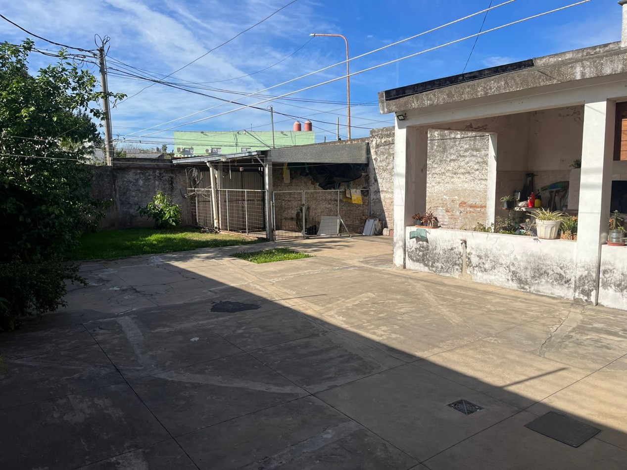 Casa de 2 plantas, 2 cocheras, patio y terraza. Zona Provincias Unidas y Division de los Andes