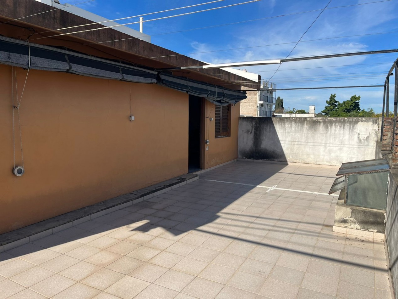 Casa de 2 plantas, 2 cocheras, patio y terraza. Zona Provincias Unidas y Division de los Andes