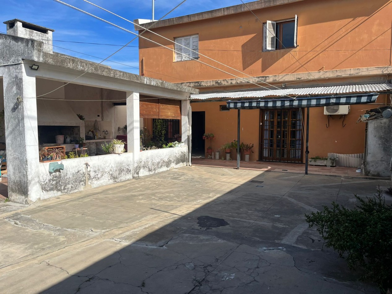 Casa de 2 plantas, 2 cocheras, patio y terraza. Zona Provincias Unidas y Division de los Andes