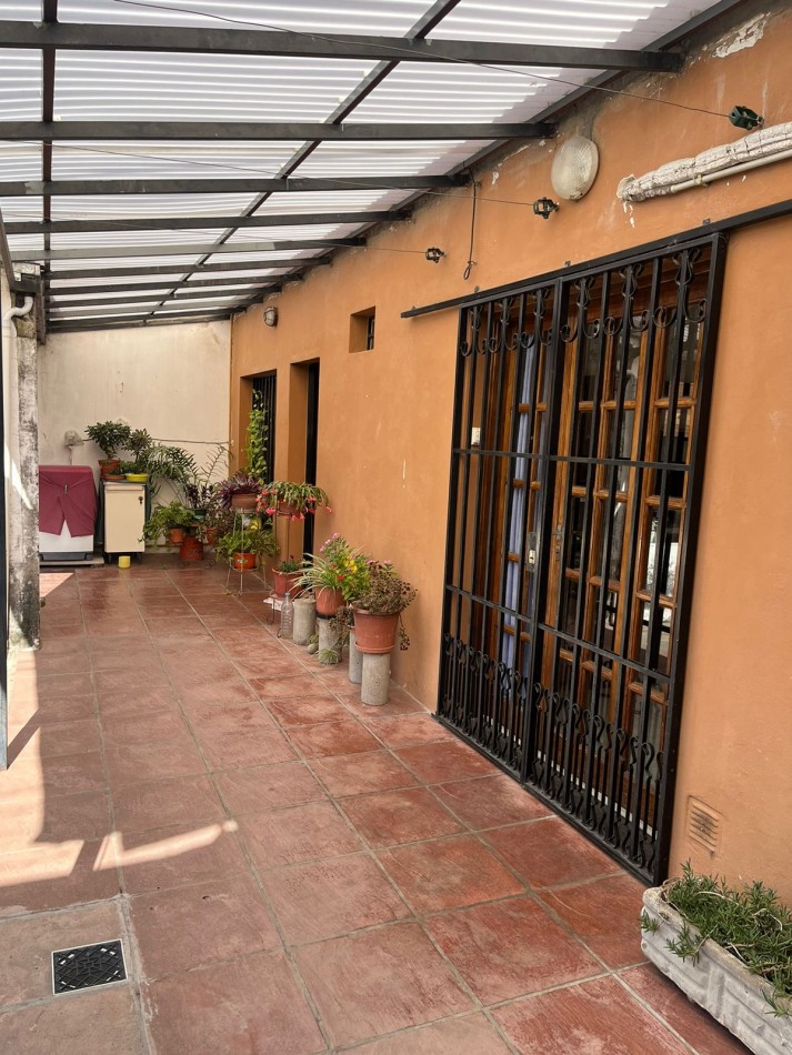 Casa de 2 plantas, 2 cocheras, patio y terraza. Zona Provincias Unidas y Division de los Andes