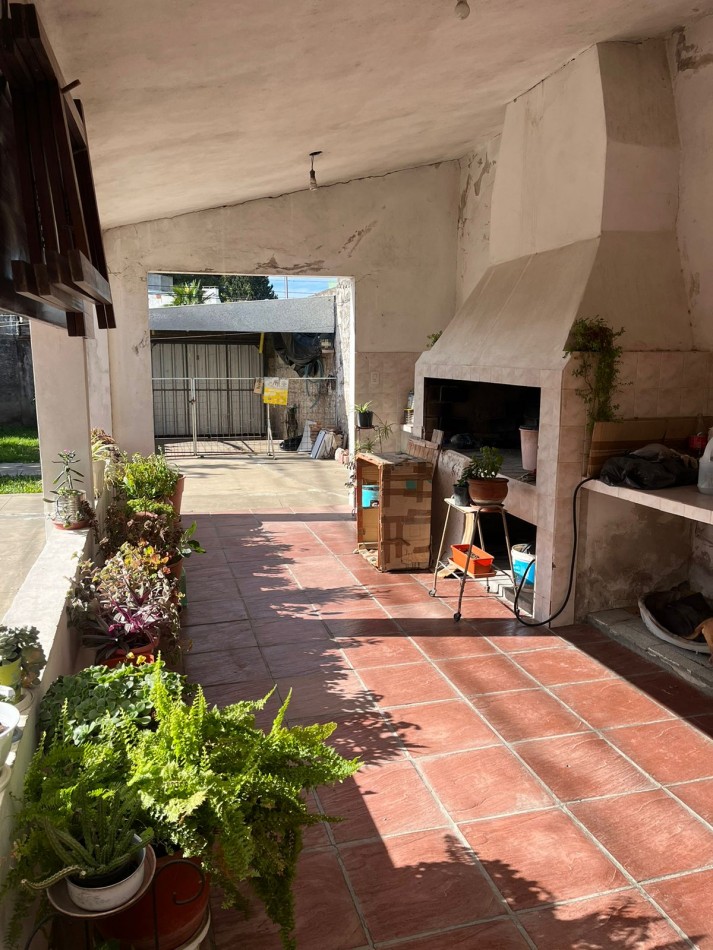 Casa de 2 plantas, 2 cocheras, patio y terraza. Zona Provincias Unidas y Division de los Andes