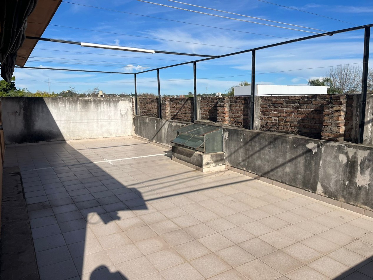 Casa de 2 plantas, 2 cocheras, patio y terraza. Zona Provincias Unidas y Division de los Andes