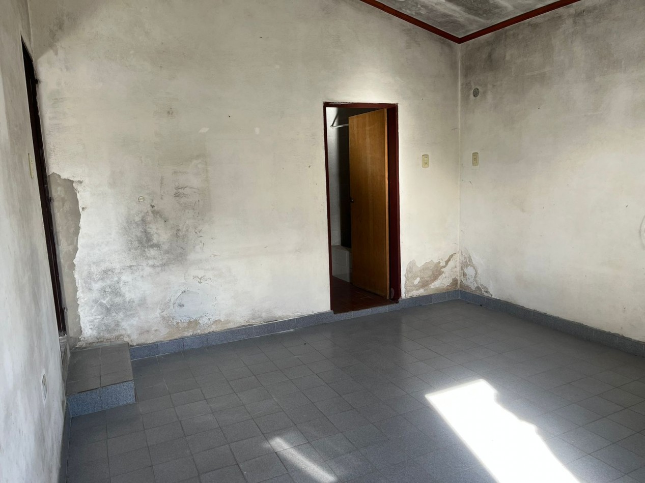 Casa de 2 plantas, 2 cocheras, patio y terraza. Zona Provincias Unidas y Division de los Andes