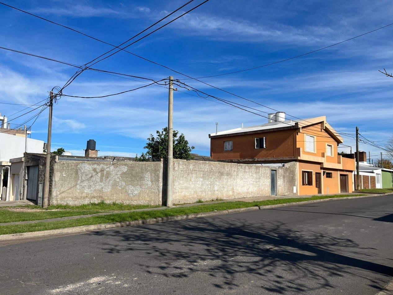 Casa de 2 plantas, 2 cocheras, patio y terraza. Zona Provincias Unidas y Division de los Andes