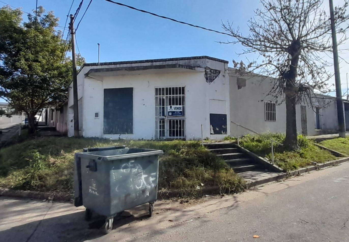 Casa + local  a refaccionar en ESQUINA a una cuadra de ALMAFUERTE