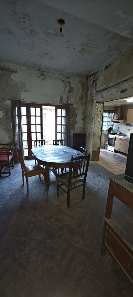 OPORTUNIDAD  CASA A RECICLAR EN CALLE URUGUAY AL 200