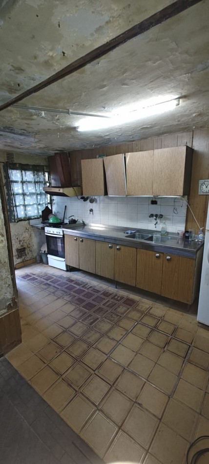 OPORTUNIDAD  CASA A RECICLAR EN CALLE URUGUAY AL 200