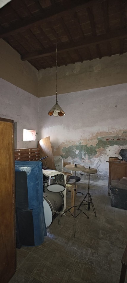 OPORTUNIDAD  CASA A RECICLAR EN CALLE URUGUAY AL 200