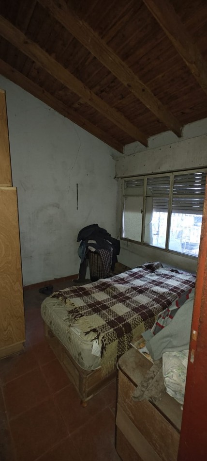 OPORTUNIDAD  CASA A RECICLAR EN CALLE URUGUAY AL 200