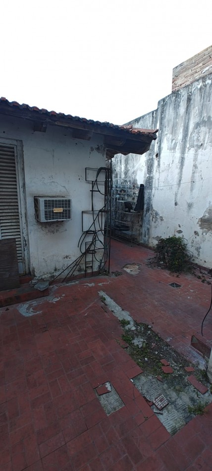 OPORTUNIDAD  CASA A RECICLAR EN CALLE URUGUAY AL 200