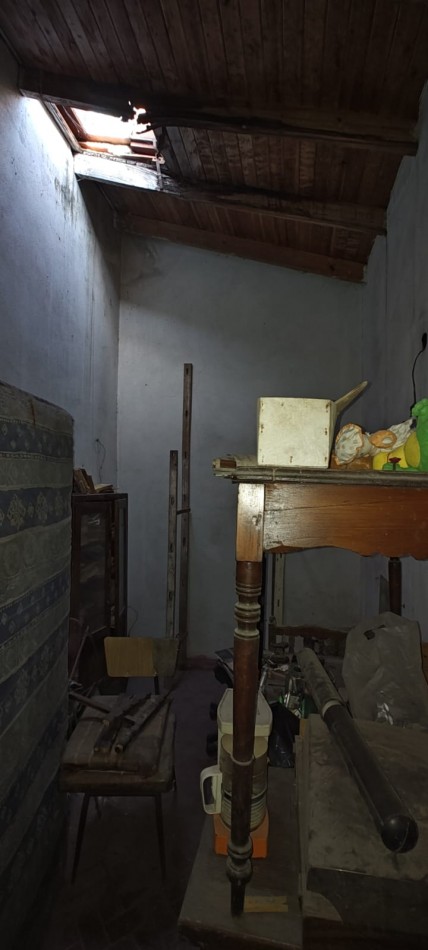 OPORTUNIDAD  CASA A RECICLAR EN CALLE URUGUAY AL 200