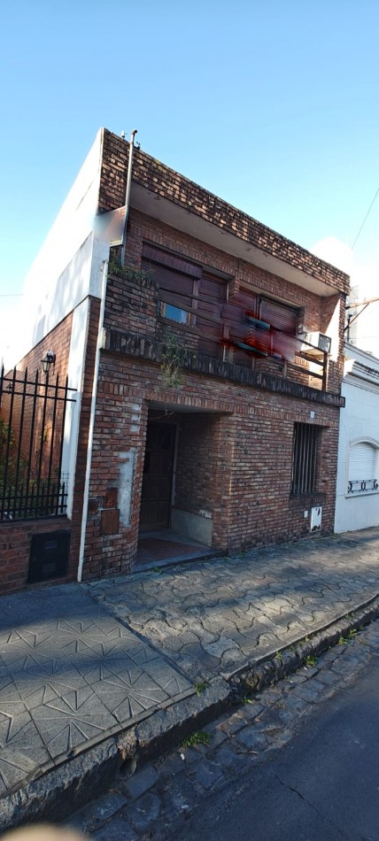 OPORTUNIDAD  CASA A RECICLAR EN CALLE URUGUAY AL 200