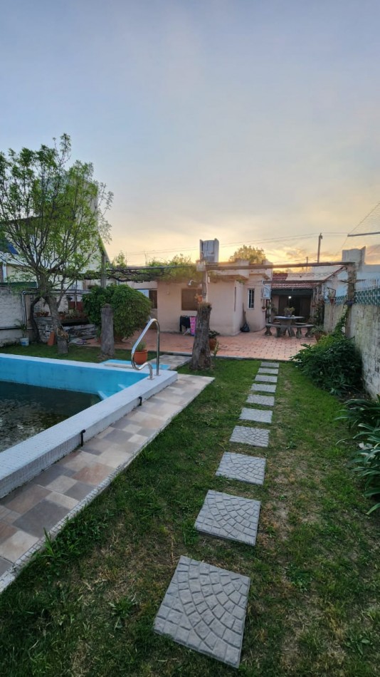 CASA A LA VENTA EN CALLE GOBERNADOR PARERA