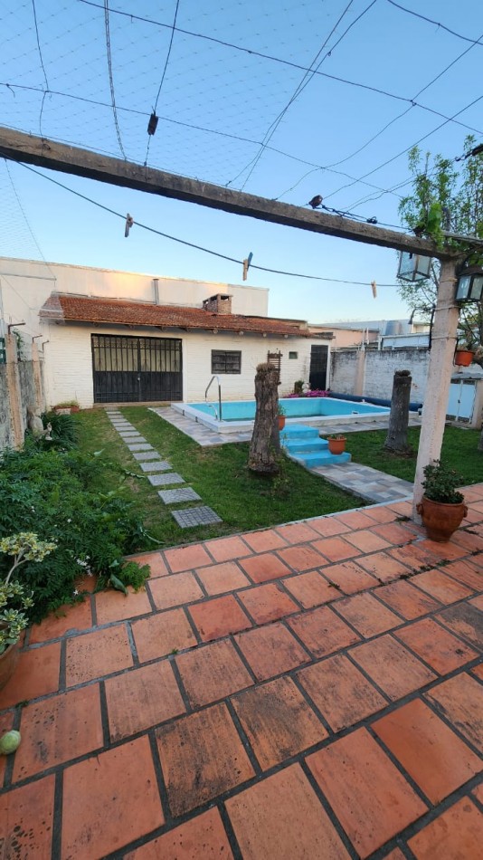CASA A LA VENTA EN CALLE GOBERNADOR PARERA