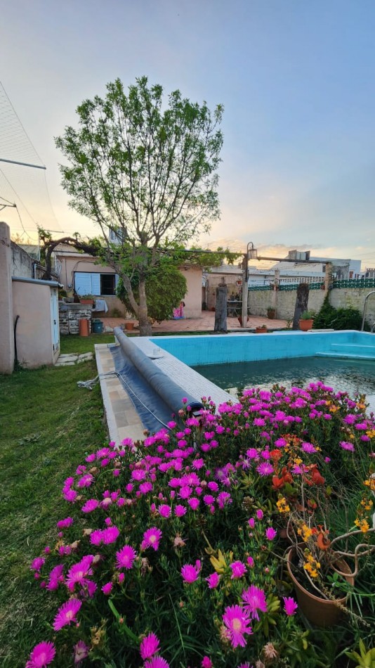 CASA A LA VENTA EN CALLE GOBERNADOR PARERA