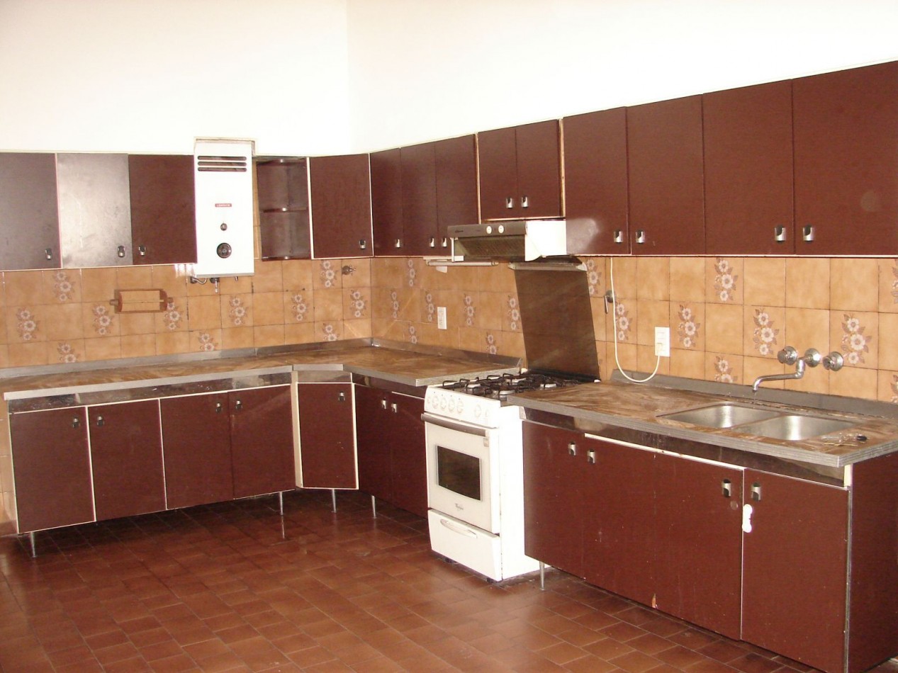 CASA EN VENTA A RECICLAR EN CALLE BELGRANO  152