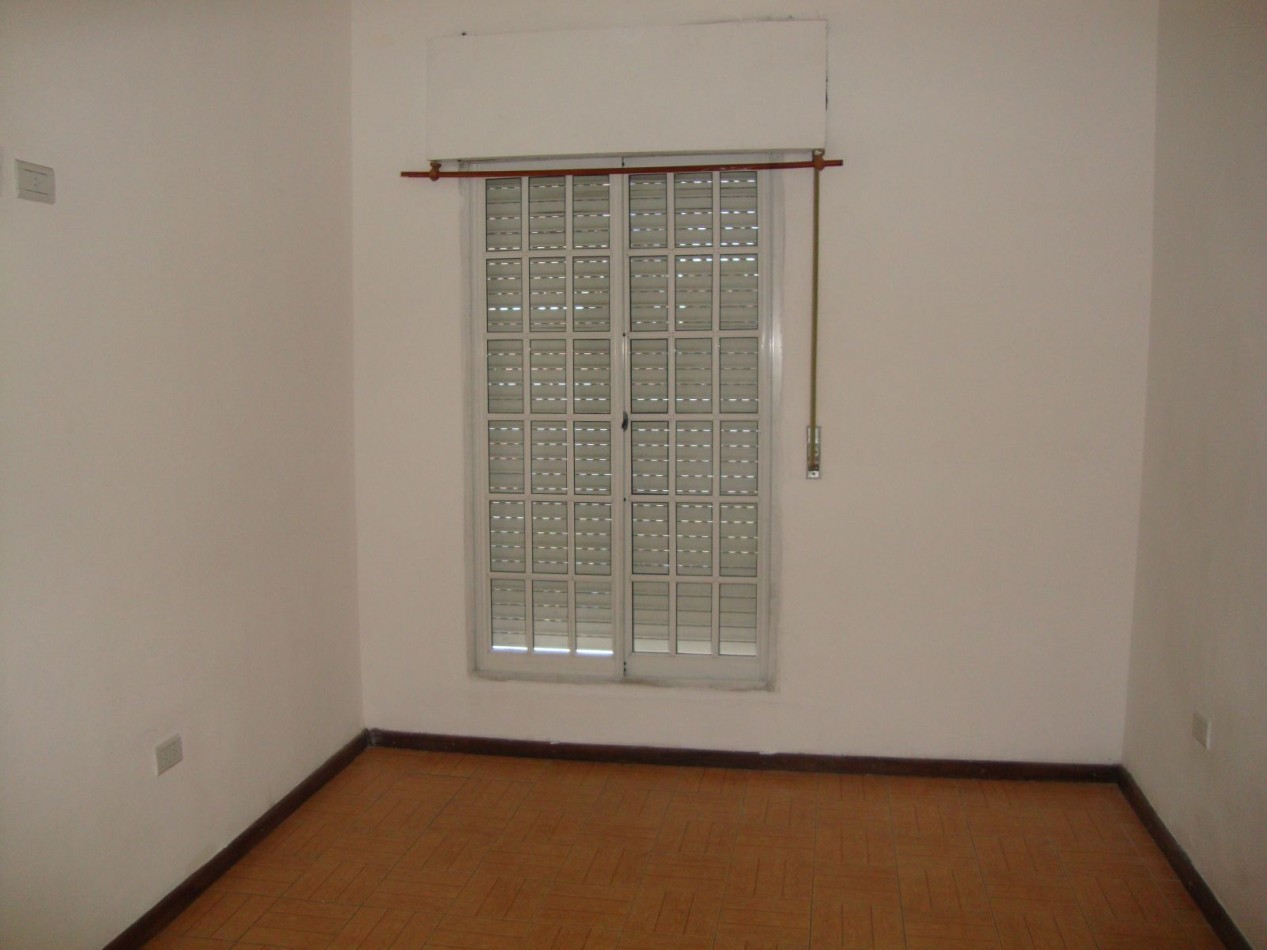 CASA EN VENTA A RECICLAR EN CALLE BELGRANO  152