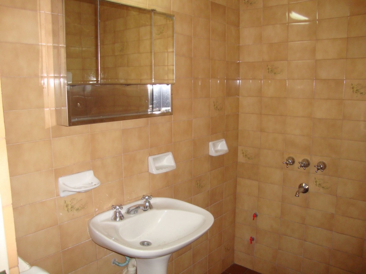 CASA EN VENTA A RECICLAR EN CALLE BELGRANO  152