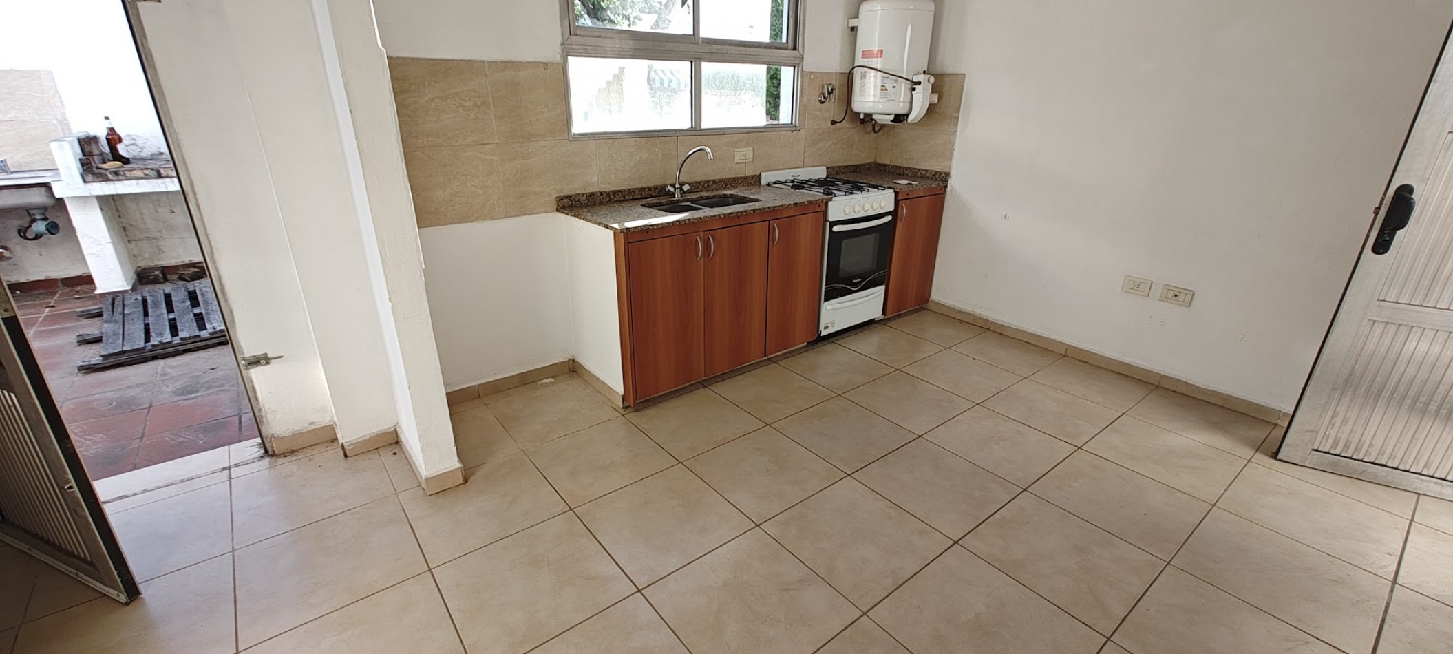 VENDO DEPTO C/ PATIO EN  CALLE LA PAZ 450, FRENTE A HOSPITAL DEL NIÑO