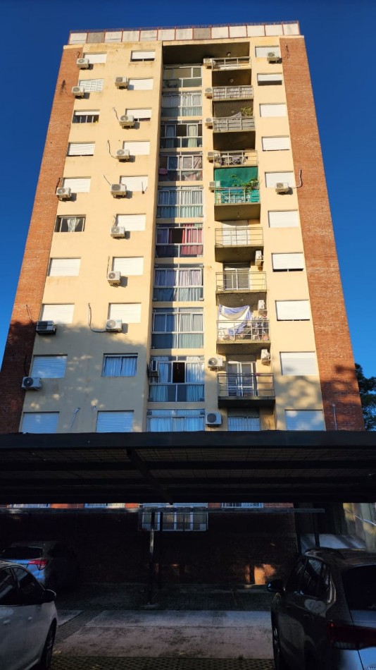 Venta: Departamento de 2 Dormitorios con Cochera y Vista a la Plaza - Calle Villaguay