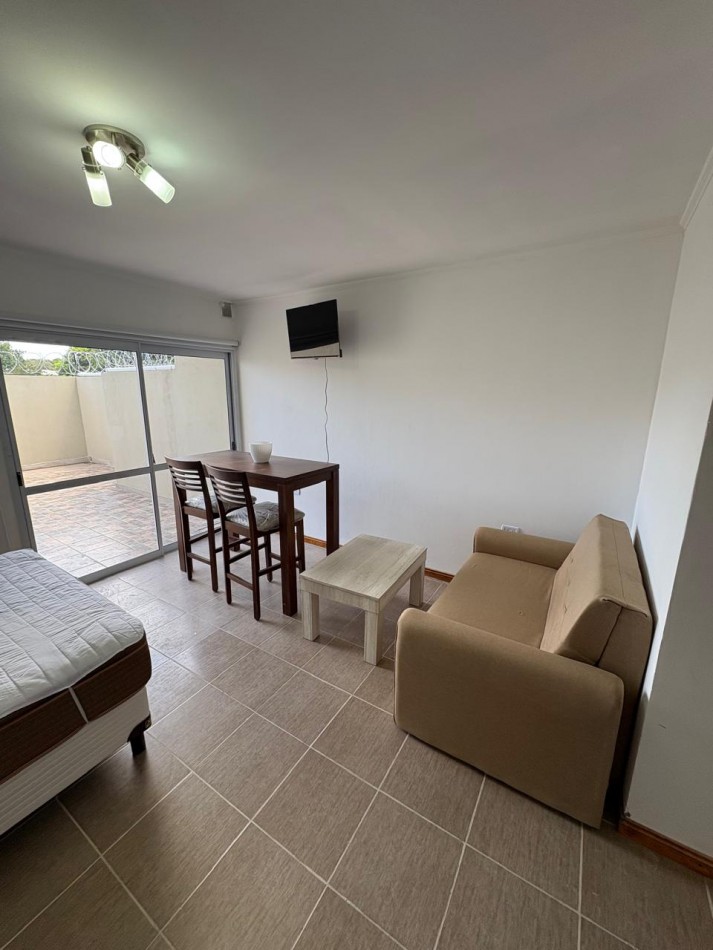  MONOAMBIENTE EN VENTA EN  CALLE LAPRIDA 839 AMUEBLADO CON PATIO