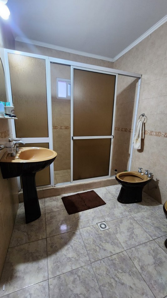 CASA A LA VENTA EN AVENIDA RAMIREZ CON QUINCHO Y PILETA 
