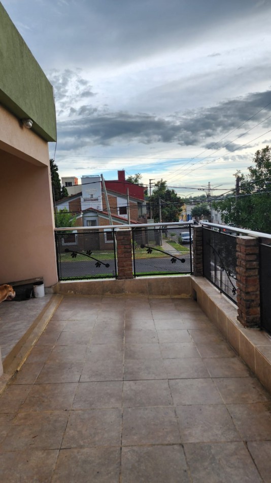 CASA A LA VENTA EN AVENIDA RAMIREZ CON QUINCHO Y PILETA 