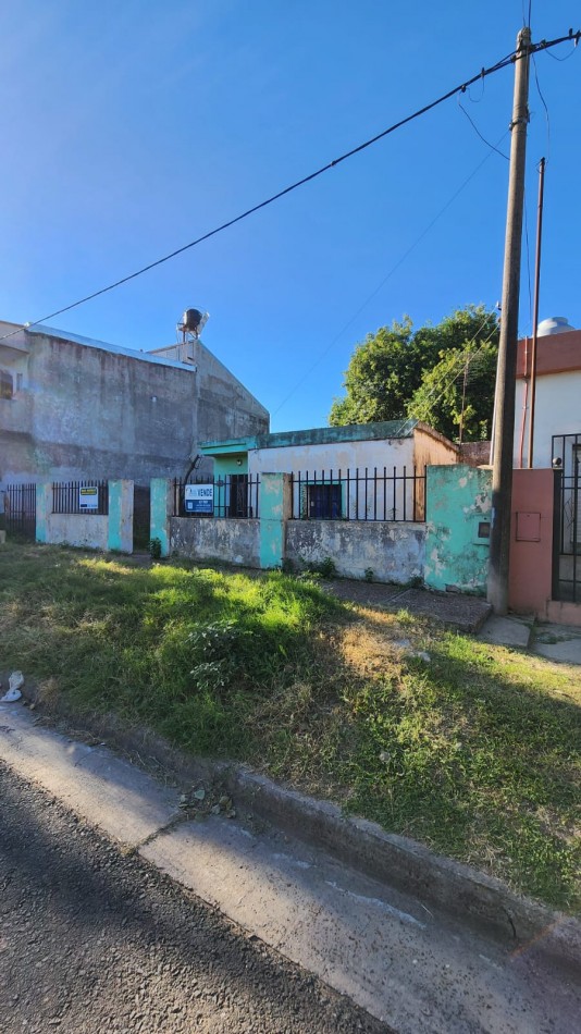CASA EN VENTA EN CALLE LOS TILOS A RECICLAR EN AMPLIO LOTE