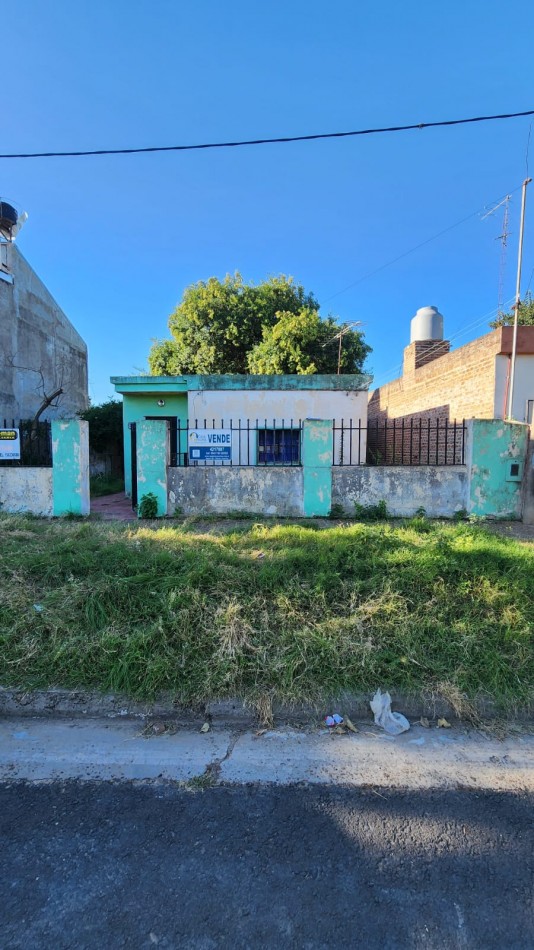 CASA EN VENTA EN CALLE LOS TILOS A RECICLAR EN AMPLIO LOTE