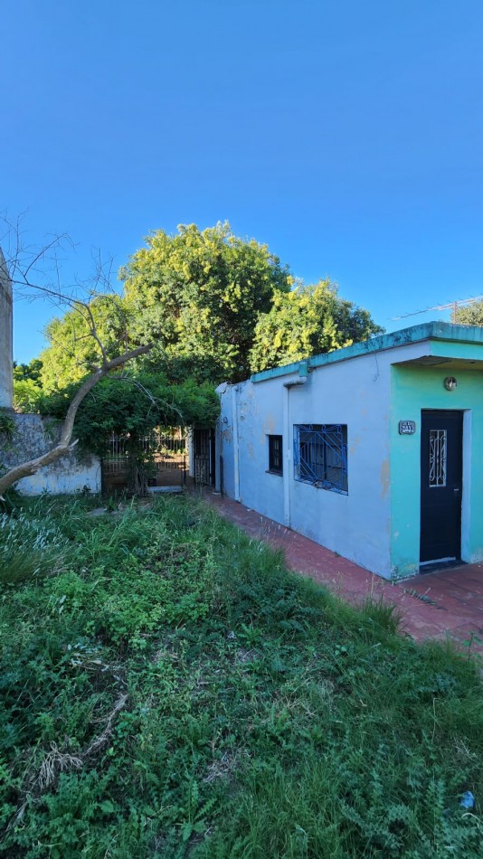 CASA EN VENTA EN CALLE LOS TILOS A RECICLAR EN AMPLIO LOTE
