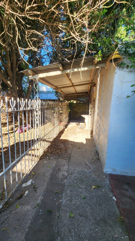 CASA EN VENTA EN CALLE LOS TILOS A RECICLAR EN AMPLIO LOTE
