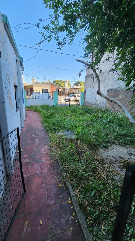 CASA EN VENTA EN CALLE LOS TILOS A RECICLAR EN AMPLIO LOTE