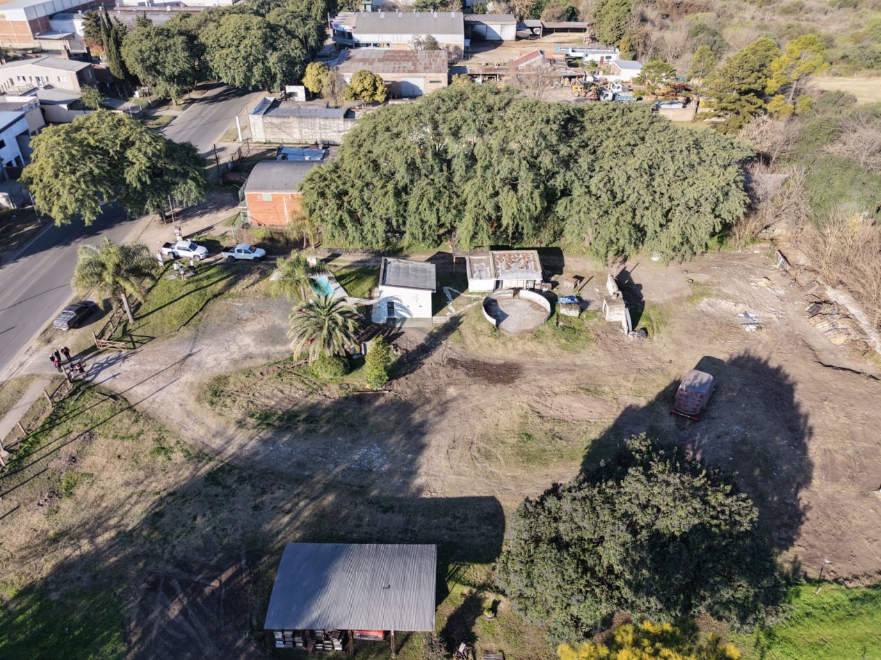 AMPLIO LOTE CON OFICINA Y DEPOSITO EN ALQUILER O VENTA EN AVENIDA ALMAFUERTE