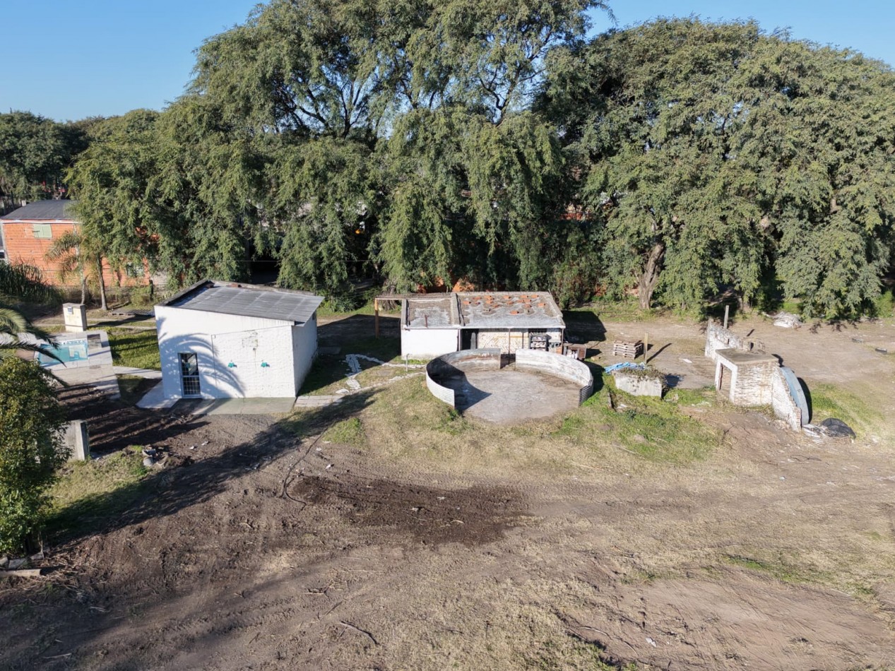 AMPLIO LOTE CON OFICINA Y DEPOSITO EN ALQUILER O VENTA EN AVENIDA ALMAFUERTE