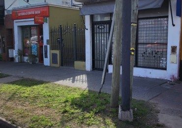 AV Almafuerte al 885 - AMPLIA CASA EN VENTA CON LOCALES COMERCIALES 