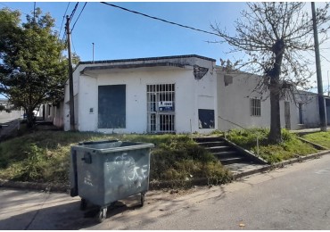 Casa + local  a refaccionar en ESQUINA a una cuadra de ALMAFUERTE