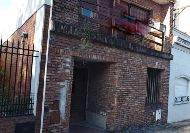 OPORTUNIDAD  CASA A RECICLAR EN CALLE URUGUAY AL 200