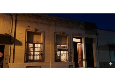 CASA EN VENTA A RECICLAR EN CALLE BELGRANO  152