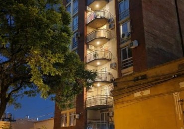 Venta: Departamento de 2 Dormitorios con Cochera y Vista a la Plaza - Calle Villaguay
